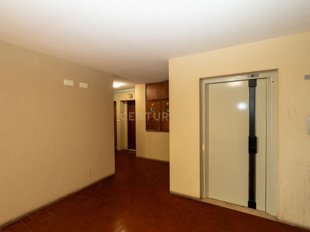 Apartamento de tipologia T4, com 2 WC e arrecadação localizado em Santo António dos Cavaleiros – Loures. - Image 4