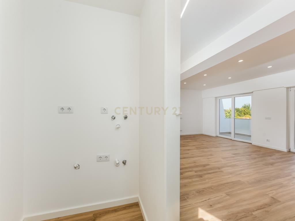 T2 Totalmente Remodelado com Terraço — Almada Centro. - Image 11