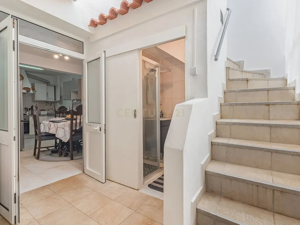 Casa T2 em Faro, Lagos - Localização Privilegiada e Conforto - Image 14
