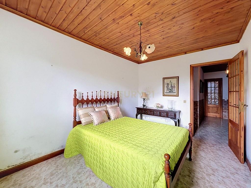 Moradia T3+1 térrea com garagem, jardim e amplo terreno — Aflitos, Fenais da Luz - Image 18