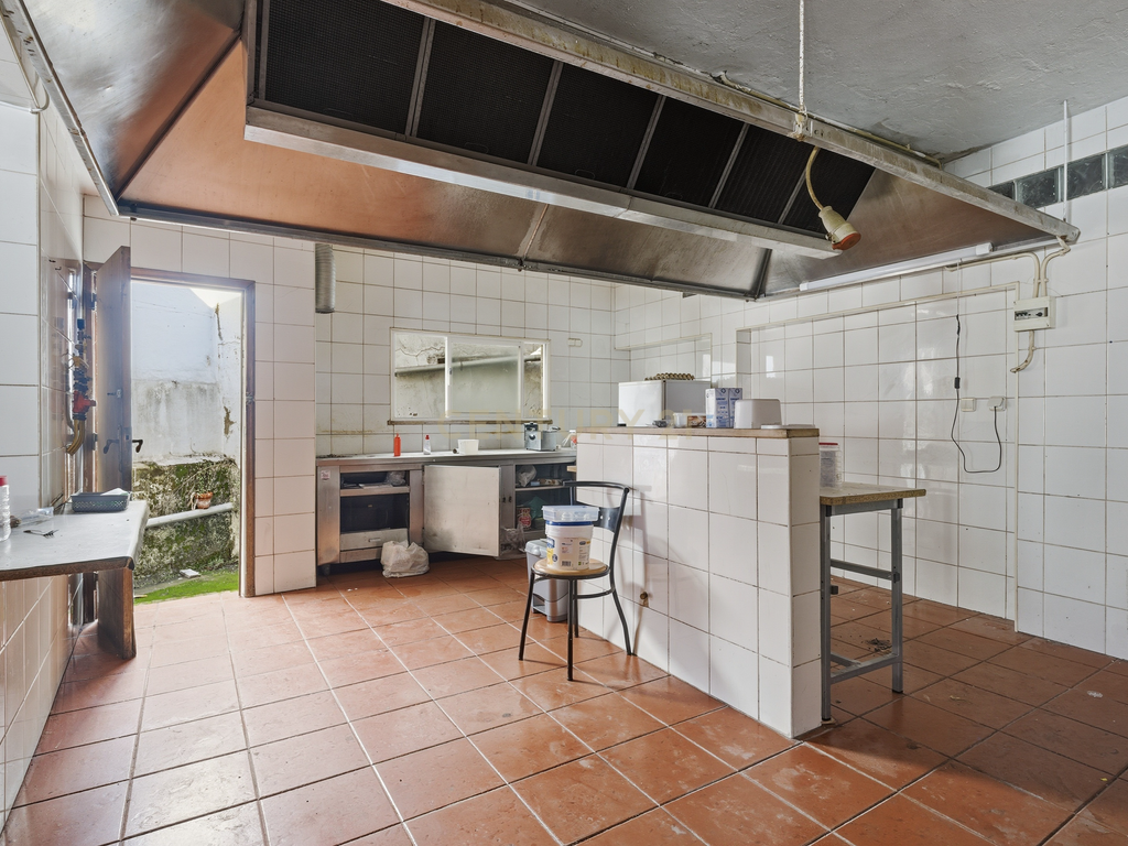 Imóvel comercial no centro da Merceana concelho de Alenquer, composto por dois pisos de 160 m² cada - Image 13