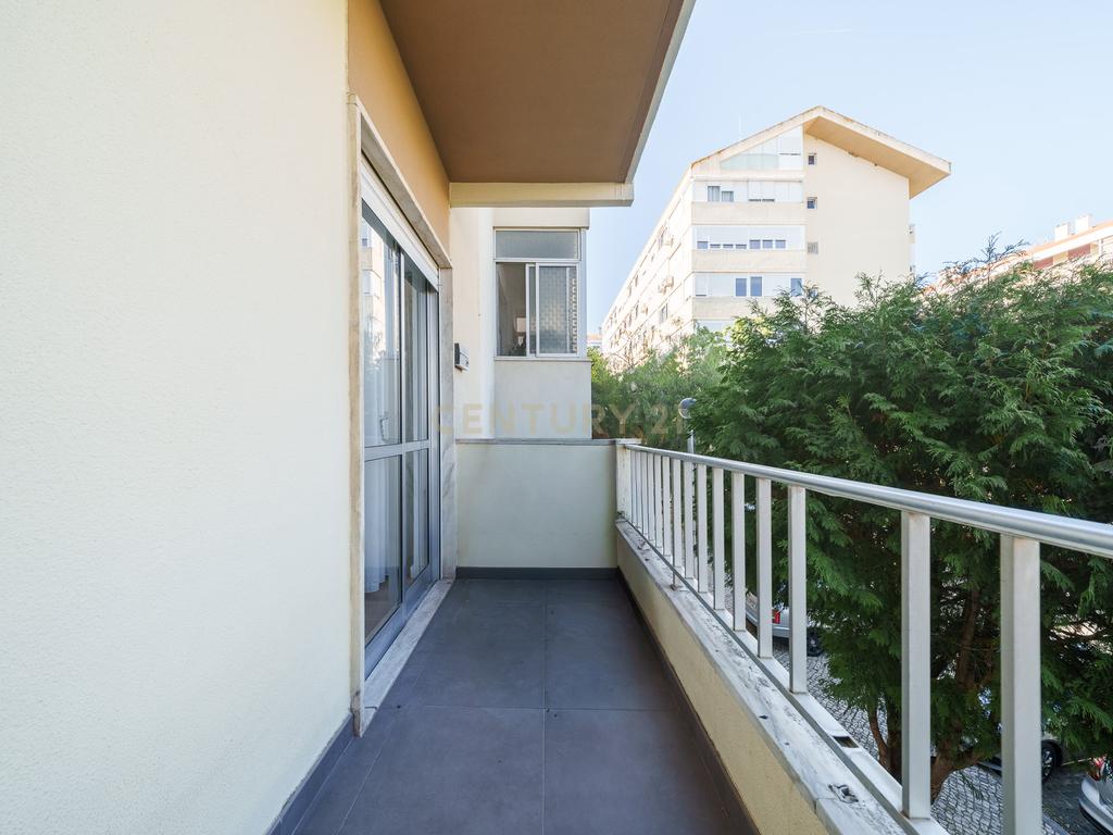 Apartamento T2 Renovado com Varanda e Arrecadação em São João da Talha - Image 10