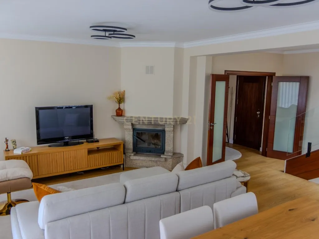 T3 Duplex Remodelado e Mobilado com Garagem para 2 carros em Celeirós, Braga - Image 8