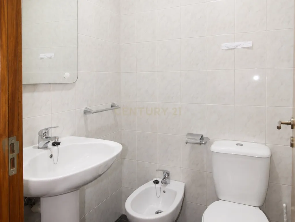 Apartamento T2+1 com Garagem, Varandas em Canidelo Vila Nova de Gaia - Image 11