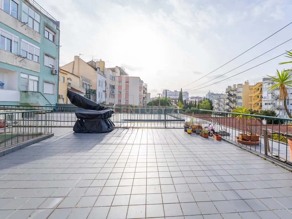 T2 na Lapa, com terraço privativo de 48 m², junto ao Jardim da Estrela - Image 2