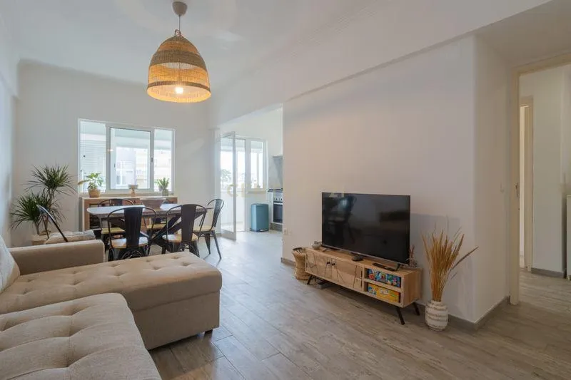 Apartamento 5 assoalhadas 2 Wcs ,Renovado com Vista , no Feijó em Almada - Image 1