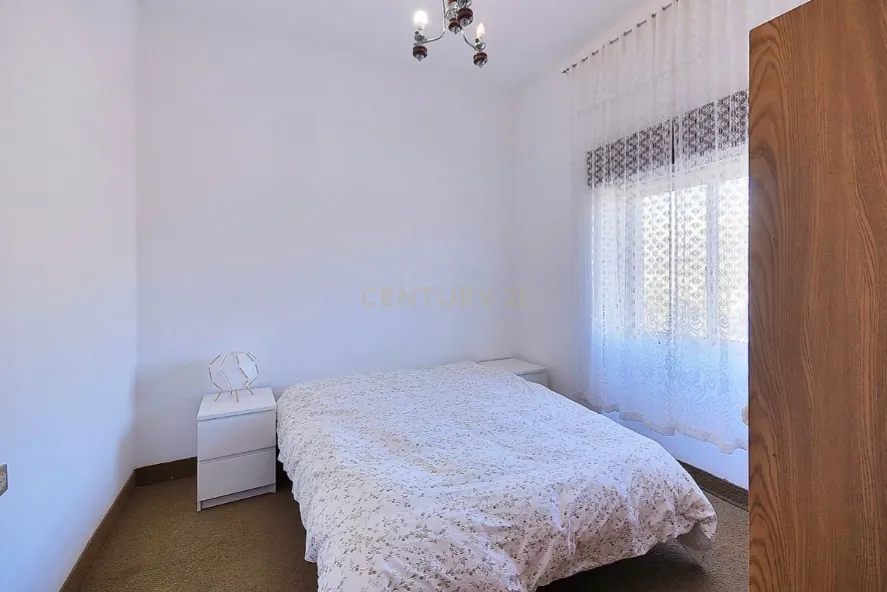 Prédio Misto em 4 estradas, Quarteira , Algarve com renda atual e potencial de otimização - Image 14