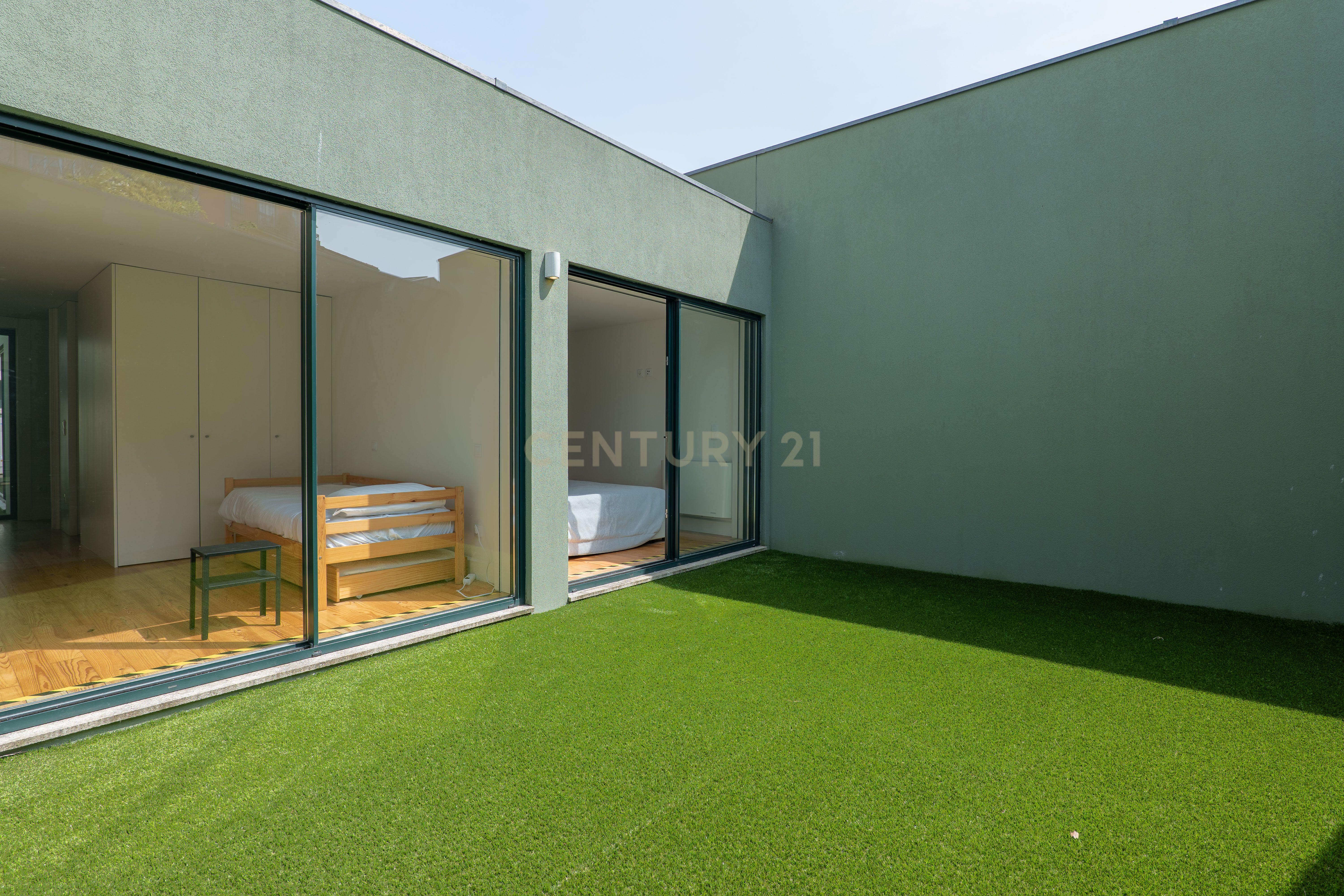 Requintado Apartamento T3 com Terraço no Coração do Porto - Image 9