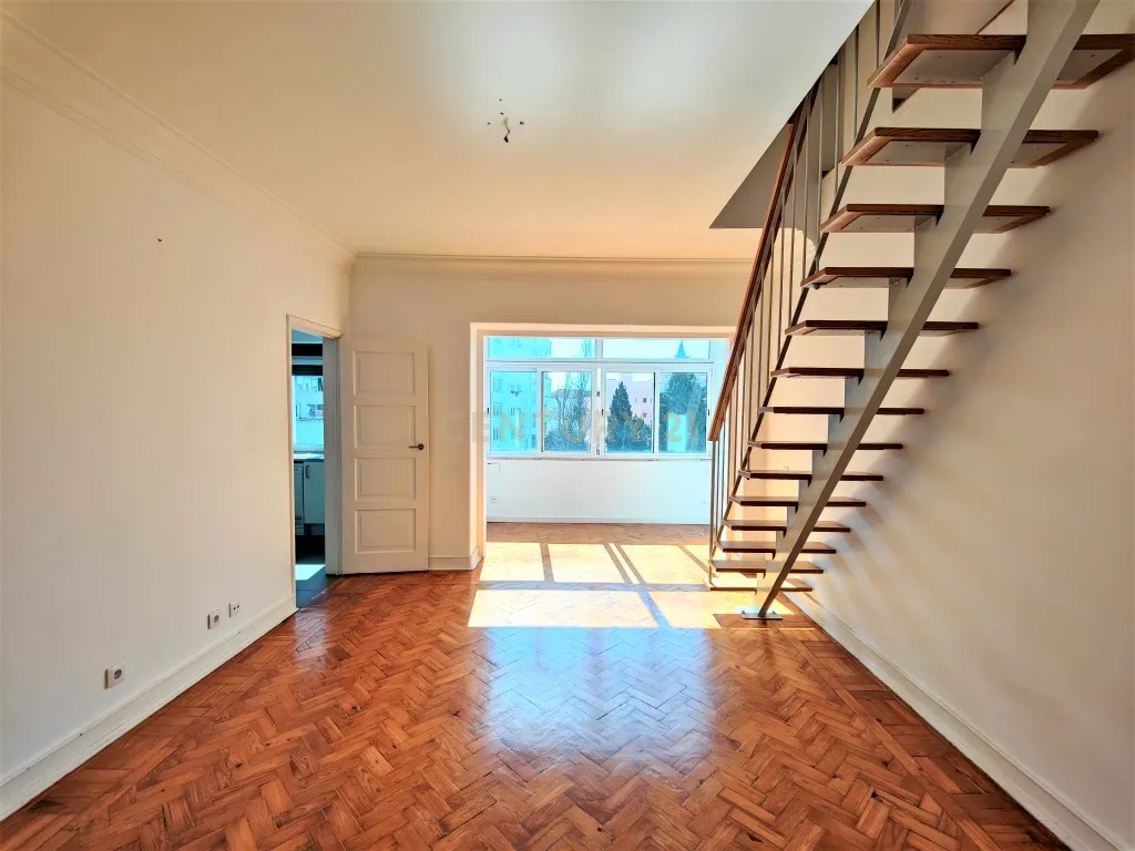 Apartamento T3+1 duplex com vista desafogada e muita luz Natural á Praça de Londres - Image 1