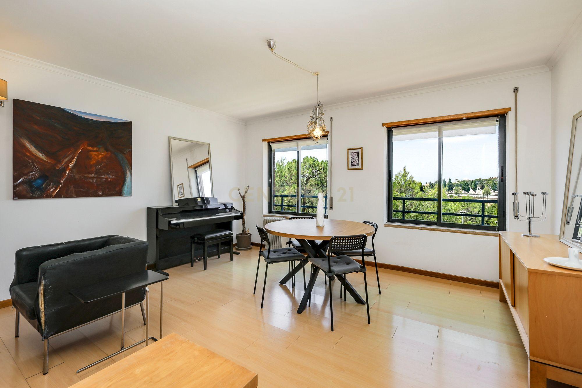 Fotografia 9 de T2 COM VARANDAS VISTA JARDIM E PISCINA - CONDOMINIO FECHADO NO ESTORIL