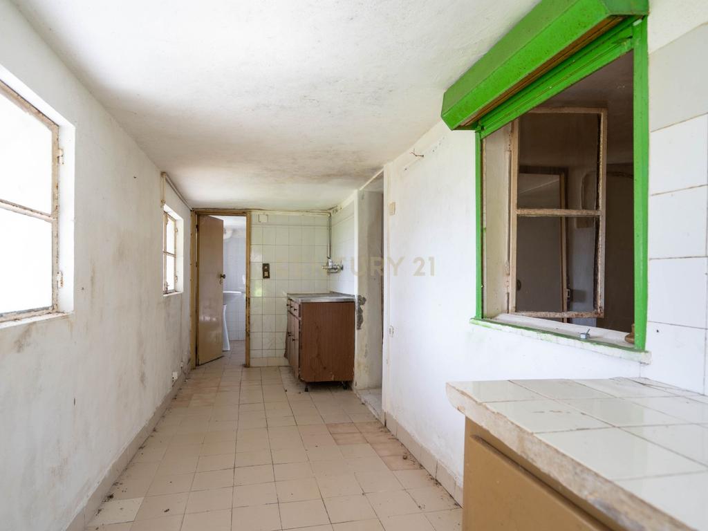 Excelente oportunidade de investimento no centro de São Martinho do Bispo, Coimbra. As referências C0289-01959 (moradia e terreno) e C0289-01957 (terreno) são vendidas em conjunto. - Image 40