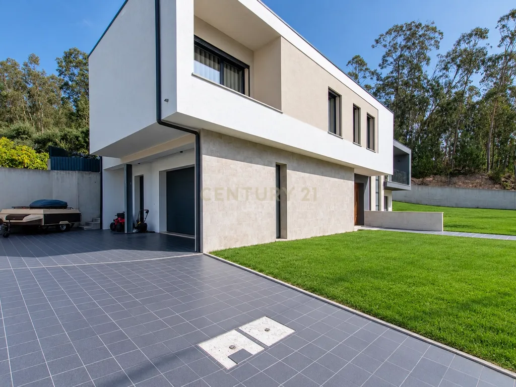 Moradia T4 semi-nova com Piscina, Garagem + Parcela de Terreno Rústico e Vista Serra | Salgueiro, Pombal - Image 1