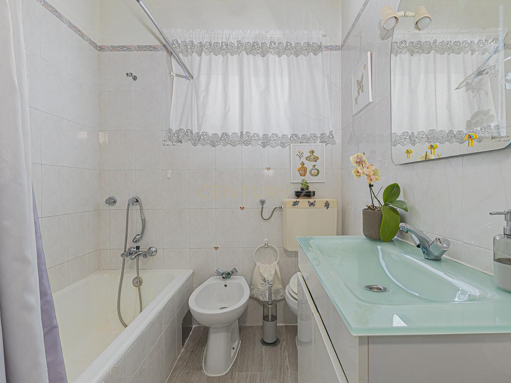 Apartamento T2 parcialmente renovado — Porto Salvo - Image 24