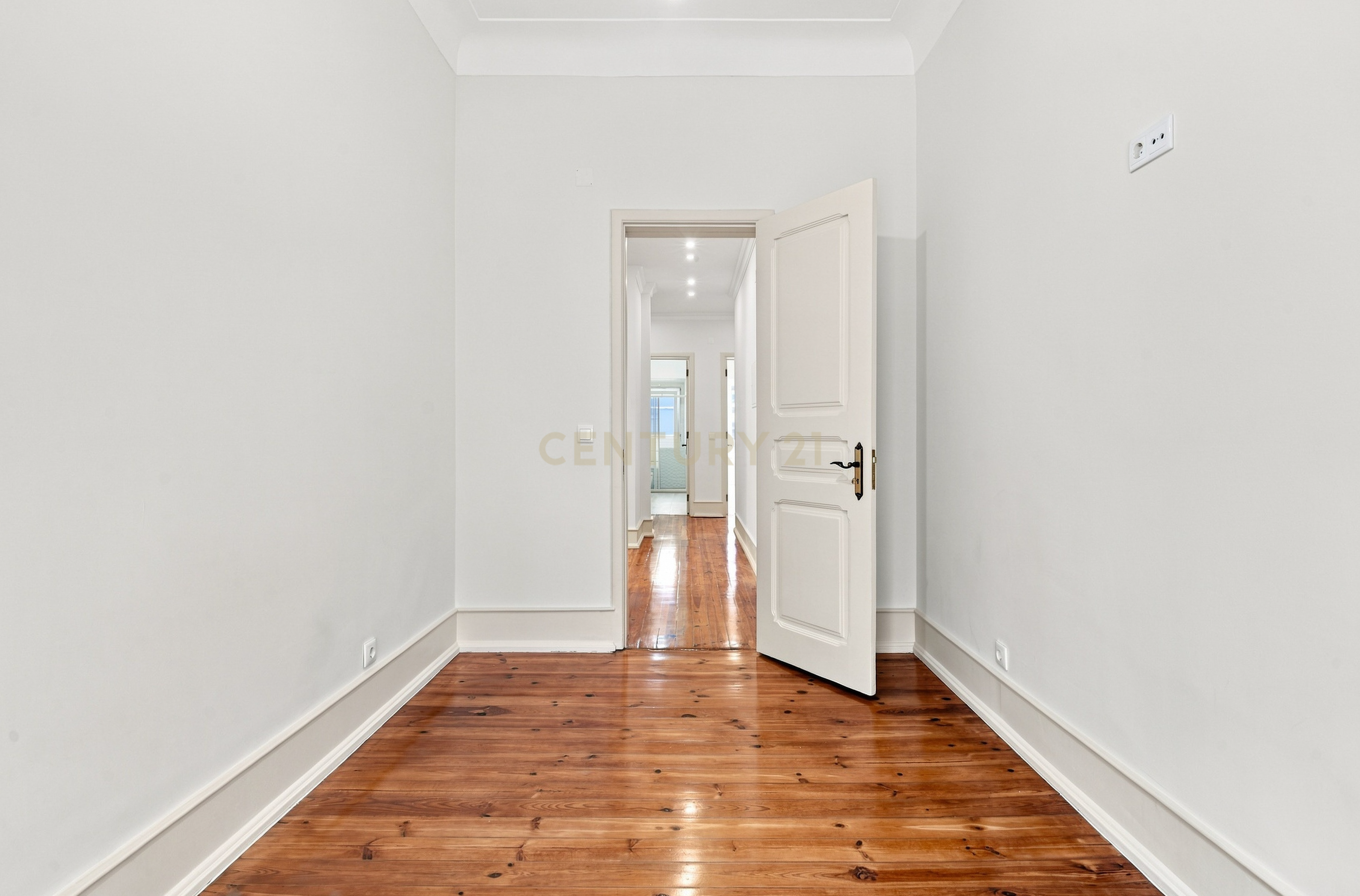 Fotografia 10 de Exclusivo na Penha de França | T3 Totalmente Remodelado com Elevador, Cozinha Equipada e Logradouro Privativo de 41 m²