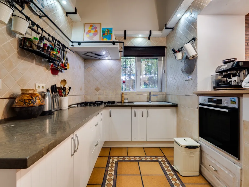 Propriedade com três habitações, piscina aquecida e sauna, num terreno de 10.000 m² - Image 3