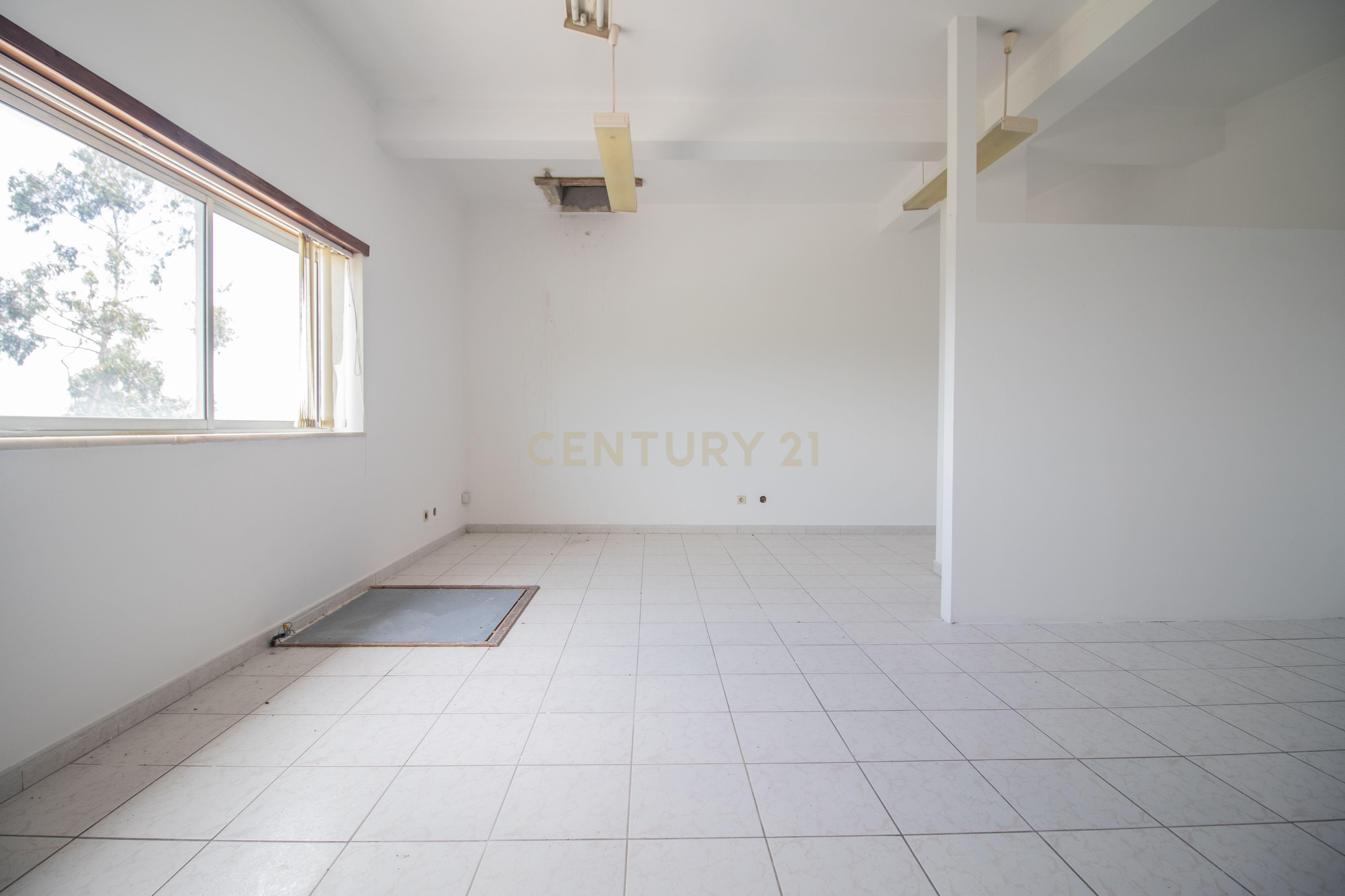 Fotografia 9 de Edifício com armazém e serviços, 200 m2, excelente localização na EN 109, Figueira da Foz.