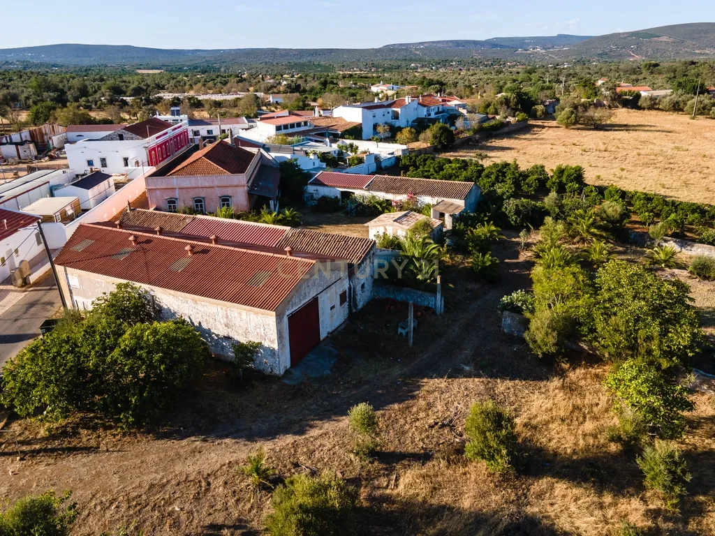 Quinta com moradia senhorial T6 e terreno de 2,49 hectares em Alcaria, Paderne, Albufeira - Image 36