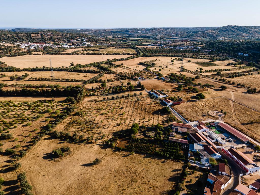Quinta com moradia senhorial T6 e terreno de 2,49 hectares em Alcaria, Paderne, Albufeira - Image 25