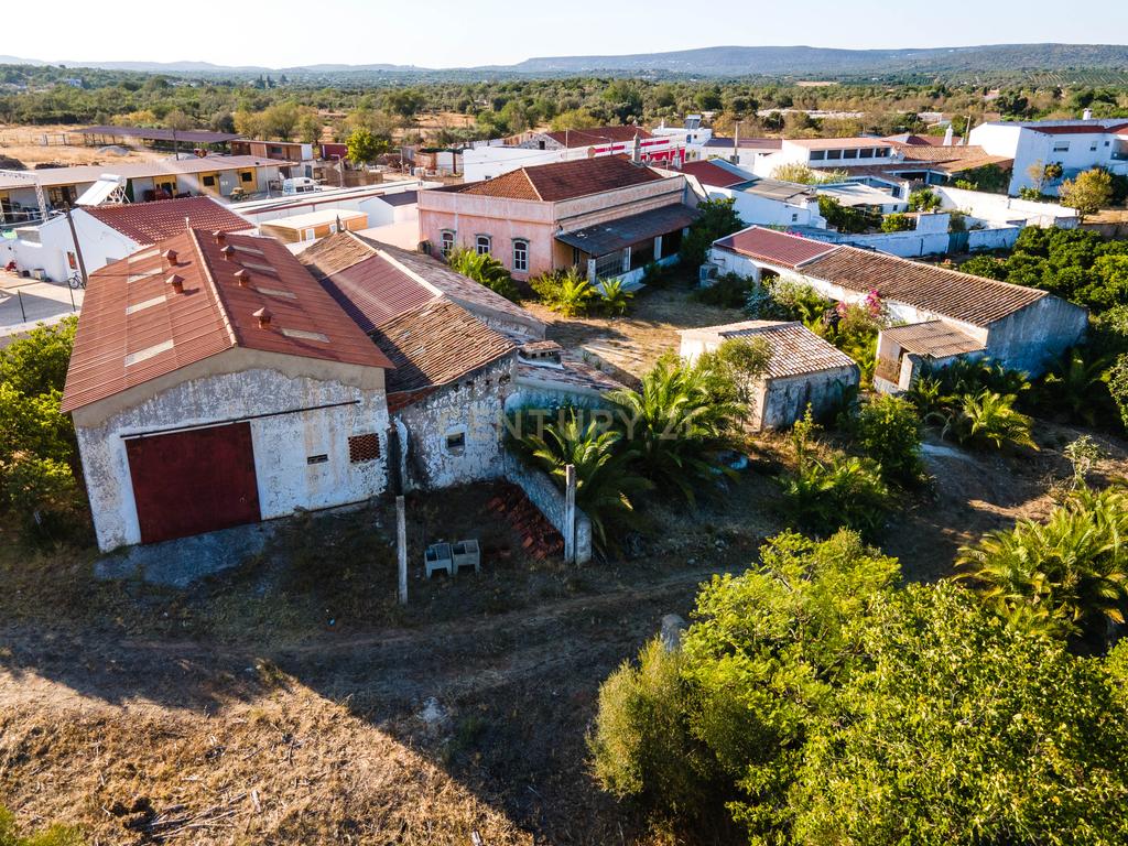 Quinta com moradia senhorial T6 e terreno de 2,49 hectares em Alcaria, Paderne, Albufeira - Image 1