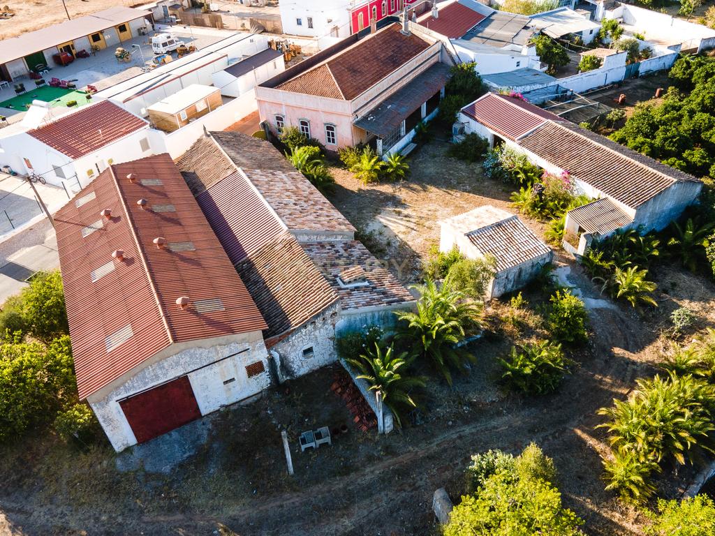 Quinta com moradia senhorial T6 e terreno de 2,49 hectares em Alcaria, Paderne, Albufeira - Image 3