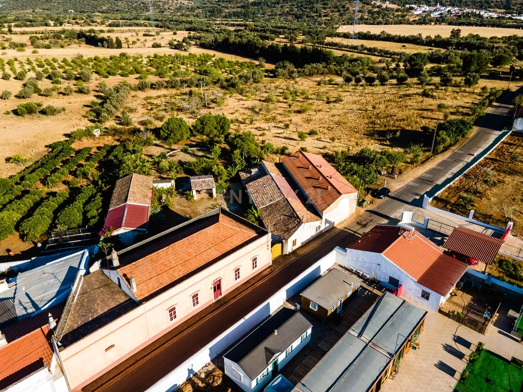 Quinta com moradia senhorial T6 e terreno de 2,49 hectares em Alcaria, Paderne, Albufeira - Image 34