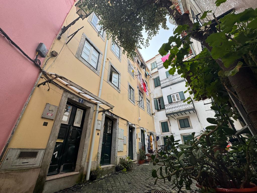 Apartamento T1 +1 em Alfama, Lisboa – Investimento com Potencial e Rentabilidade Atrativa - Image 2