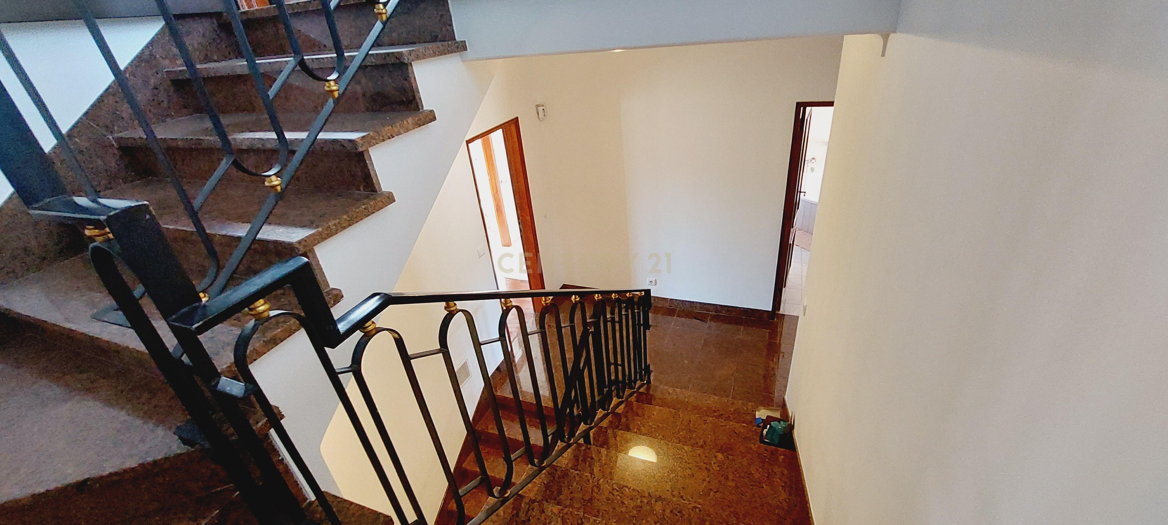 Moradia com 5 quartos e garagem para 3 viaturas - Image 10
