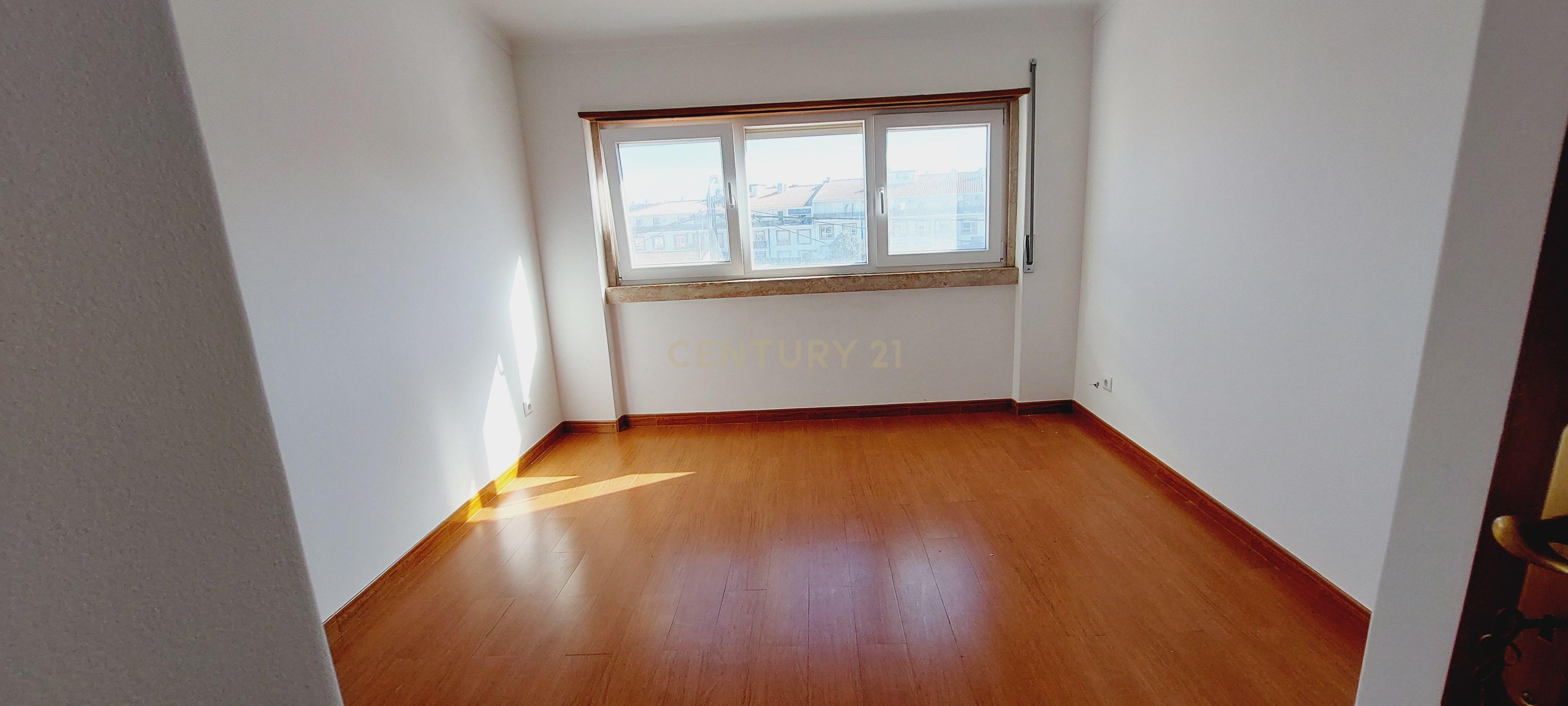 Moradia com 5 quartos e garagem para 3 viaturas - Image 18