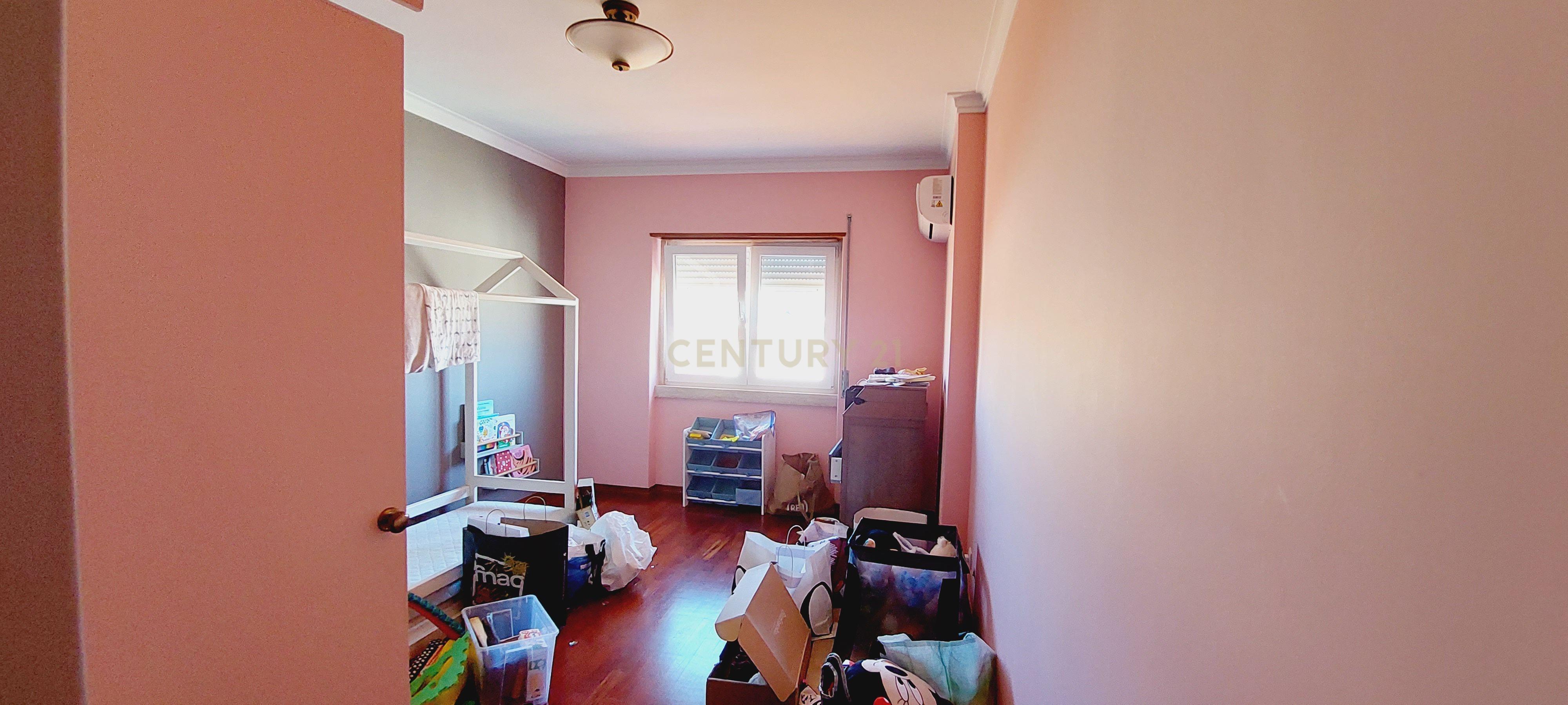 Moradia com 5 quartos e garagem para 3 viaturas - Image 15