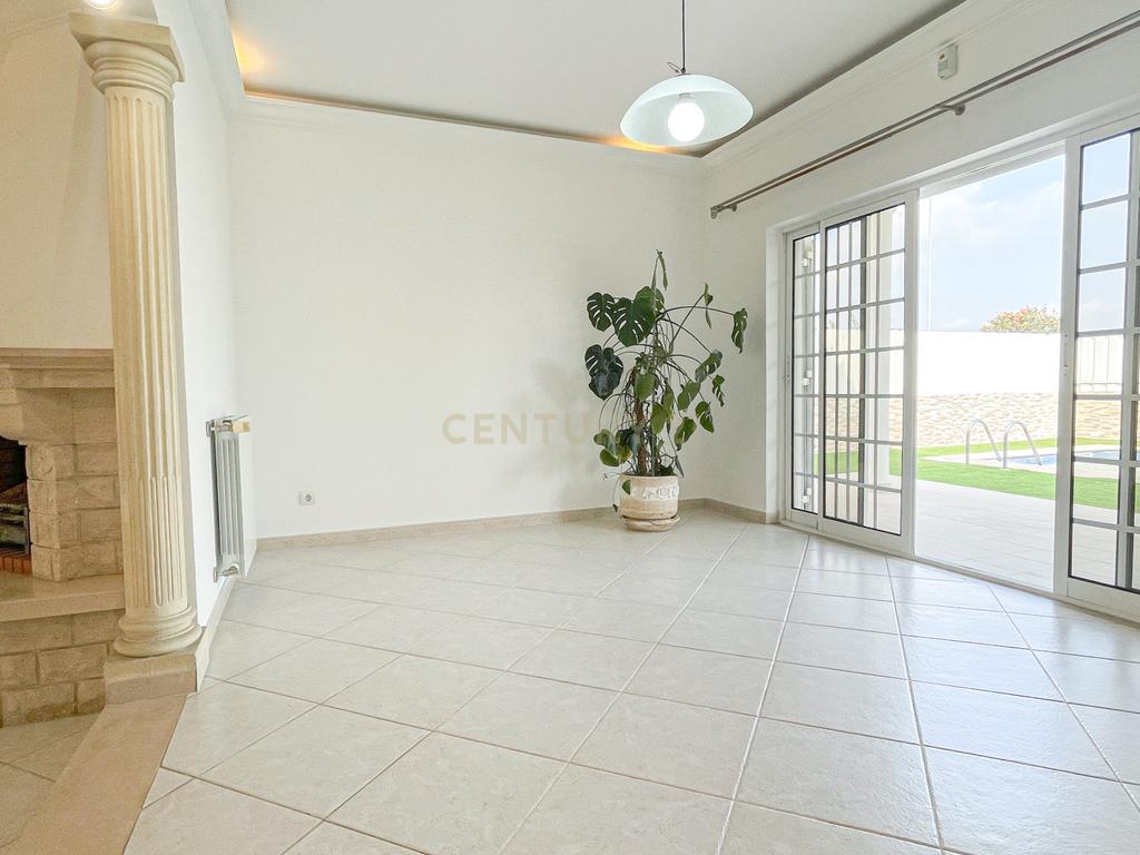 Moradia T4 Almada I Vale Flores I Piscina I Garagem - Image 3