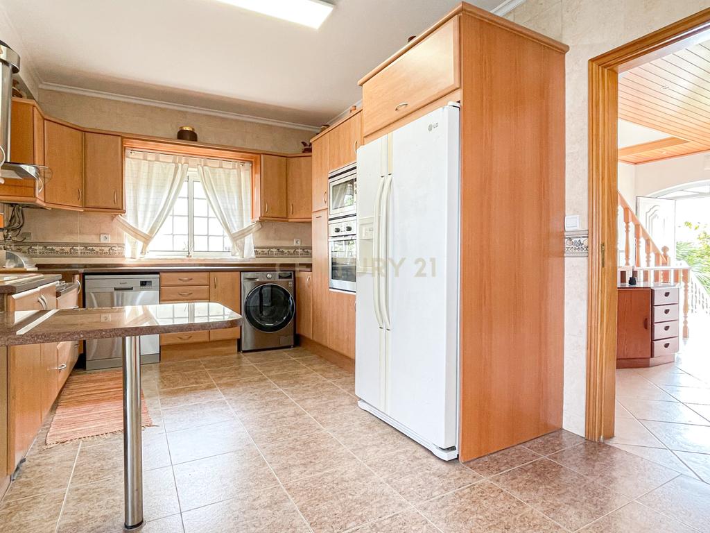 Moradia T4 Almada I Vale Flores I Piscina I Garagem - Image 21