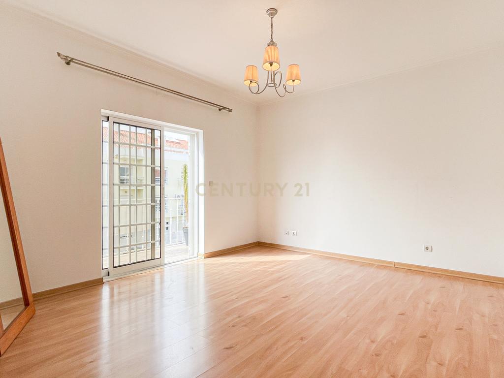 Moradia T4 Almada I Vale Flores I Piscina I Garagem - Image 32