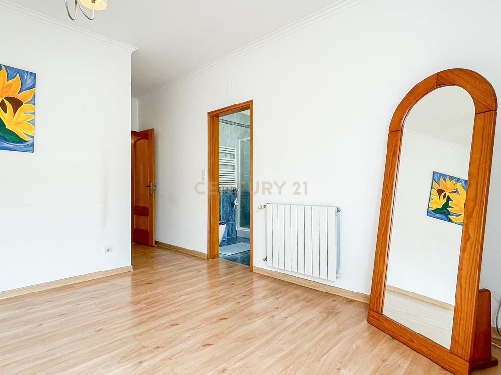 Moradia T4 Almada I Vale Flores I Piscina I Garagem - Image 33