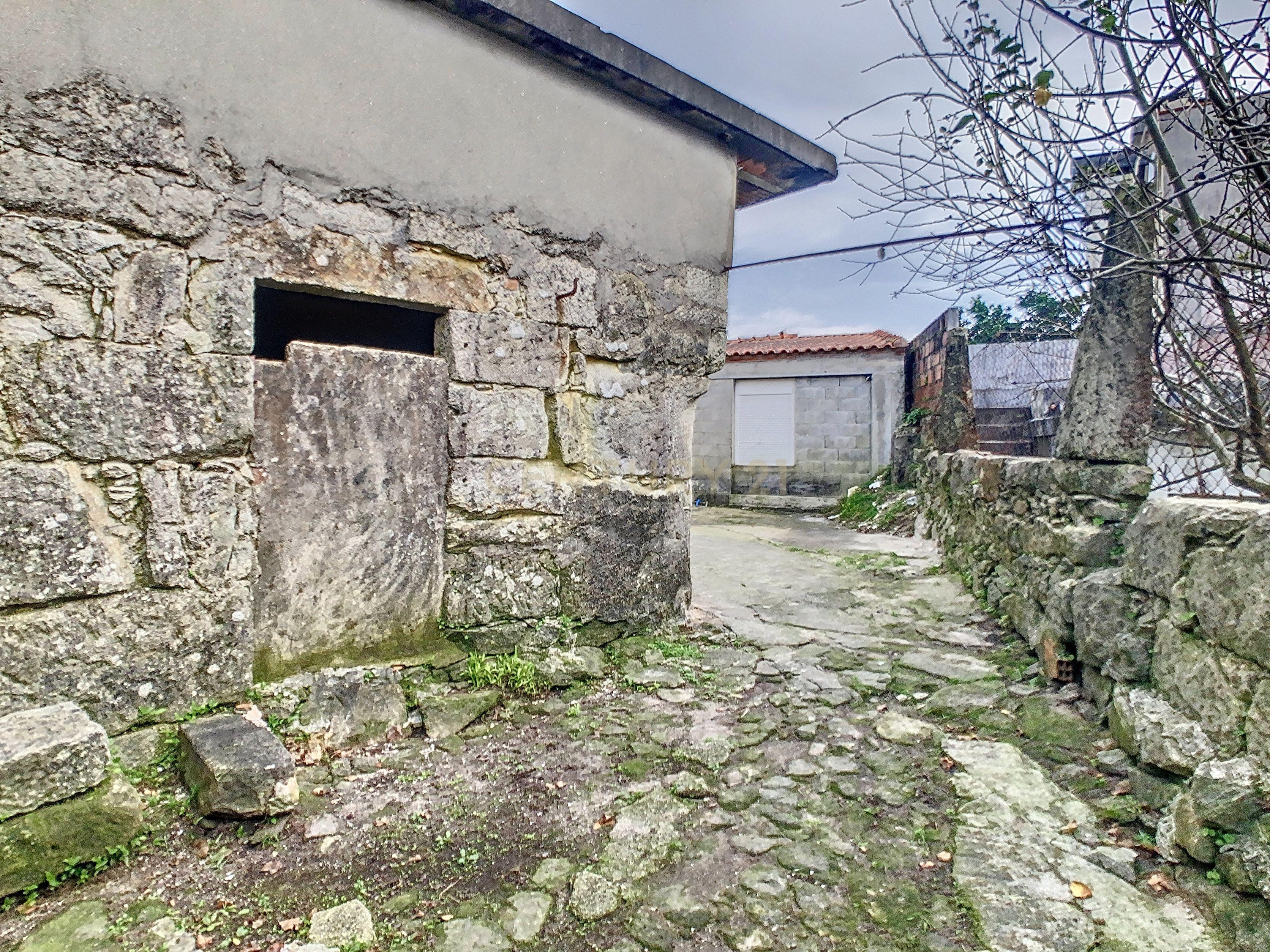 Moradia em Anha para restauro - Image 2