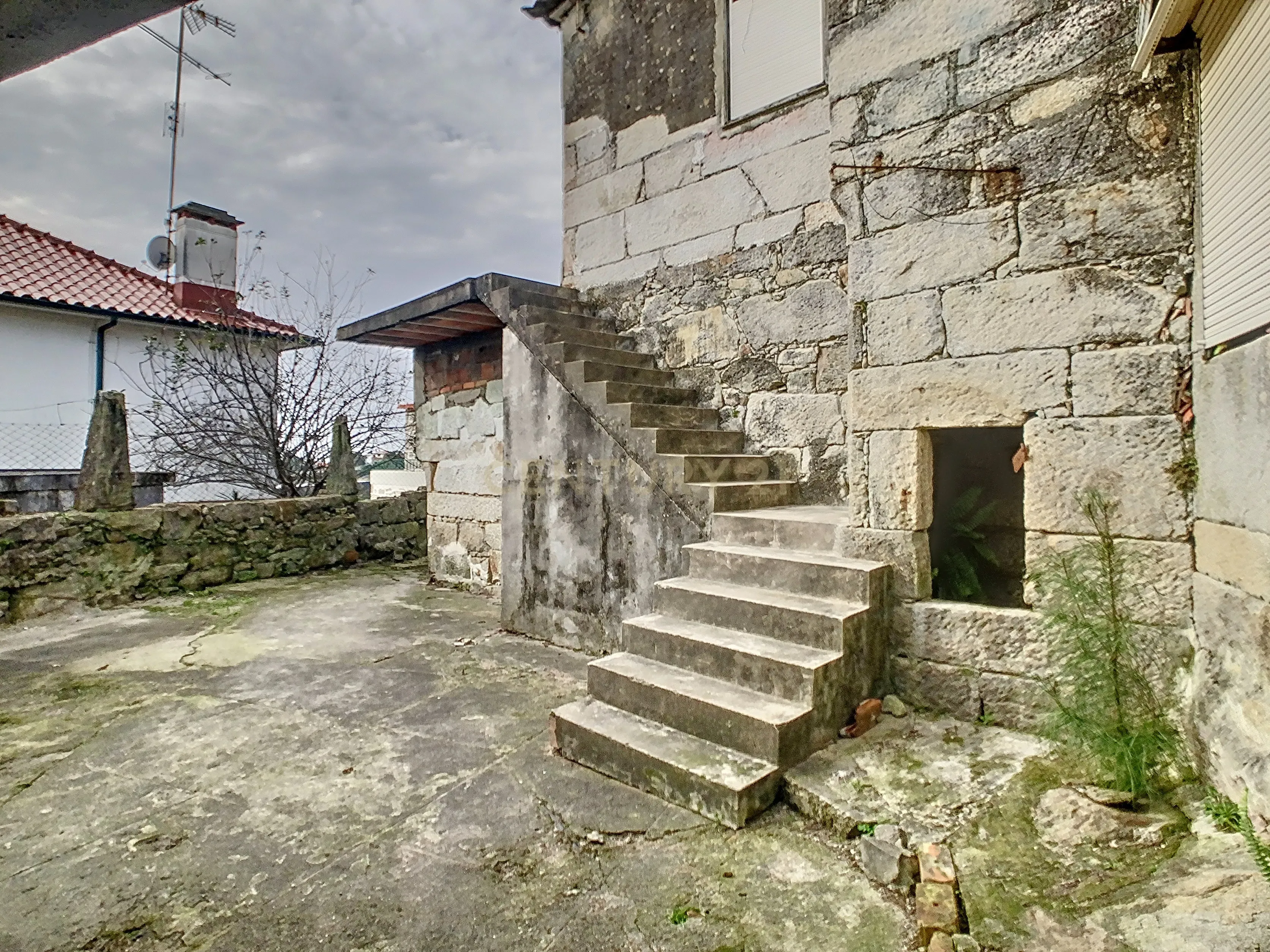 Moradia em Anha para restauro - Image 6