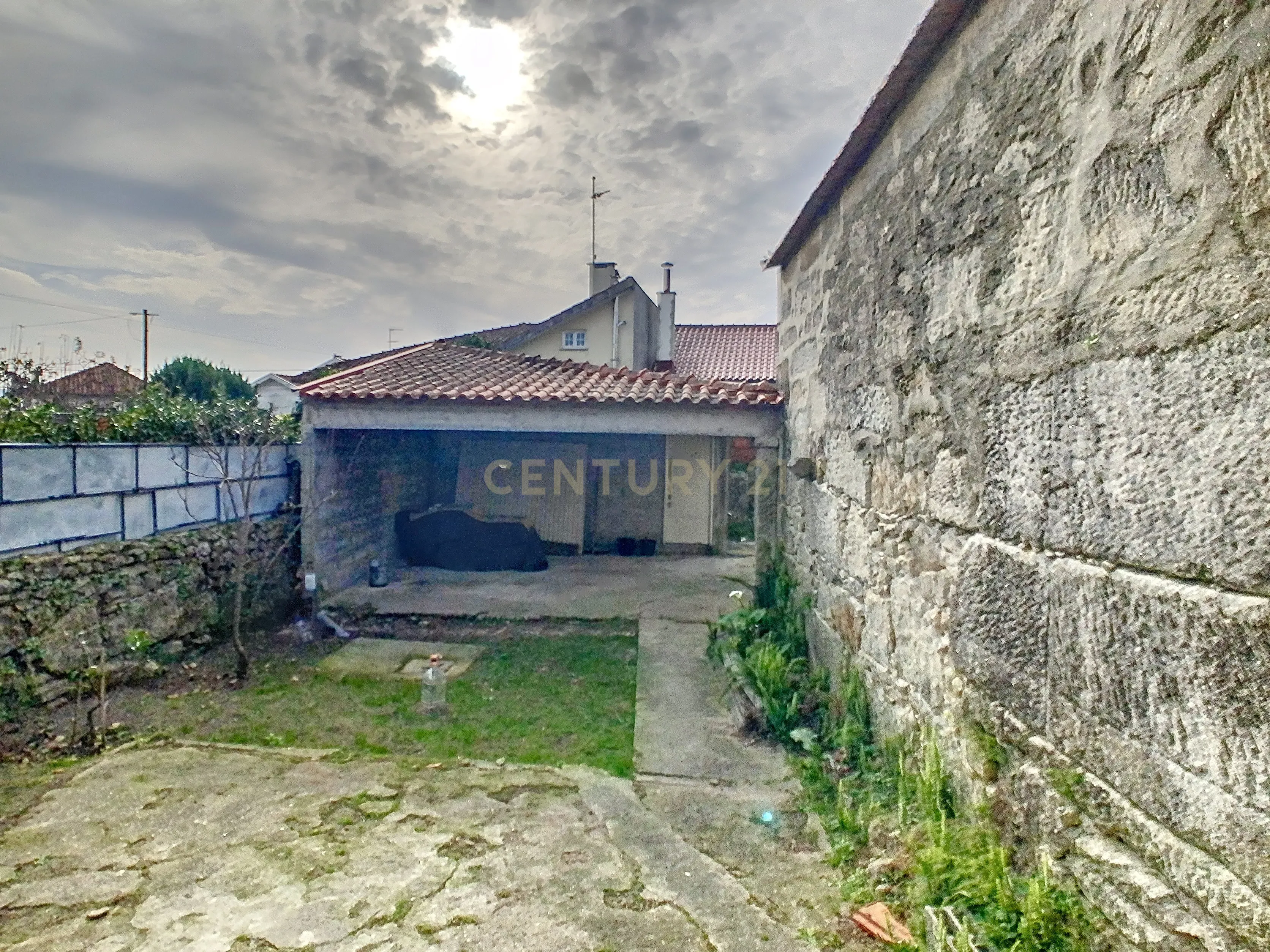 Moradia em Anha para restauro - Image 8