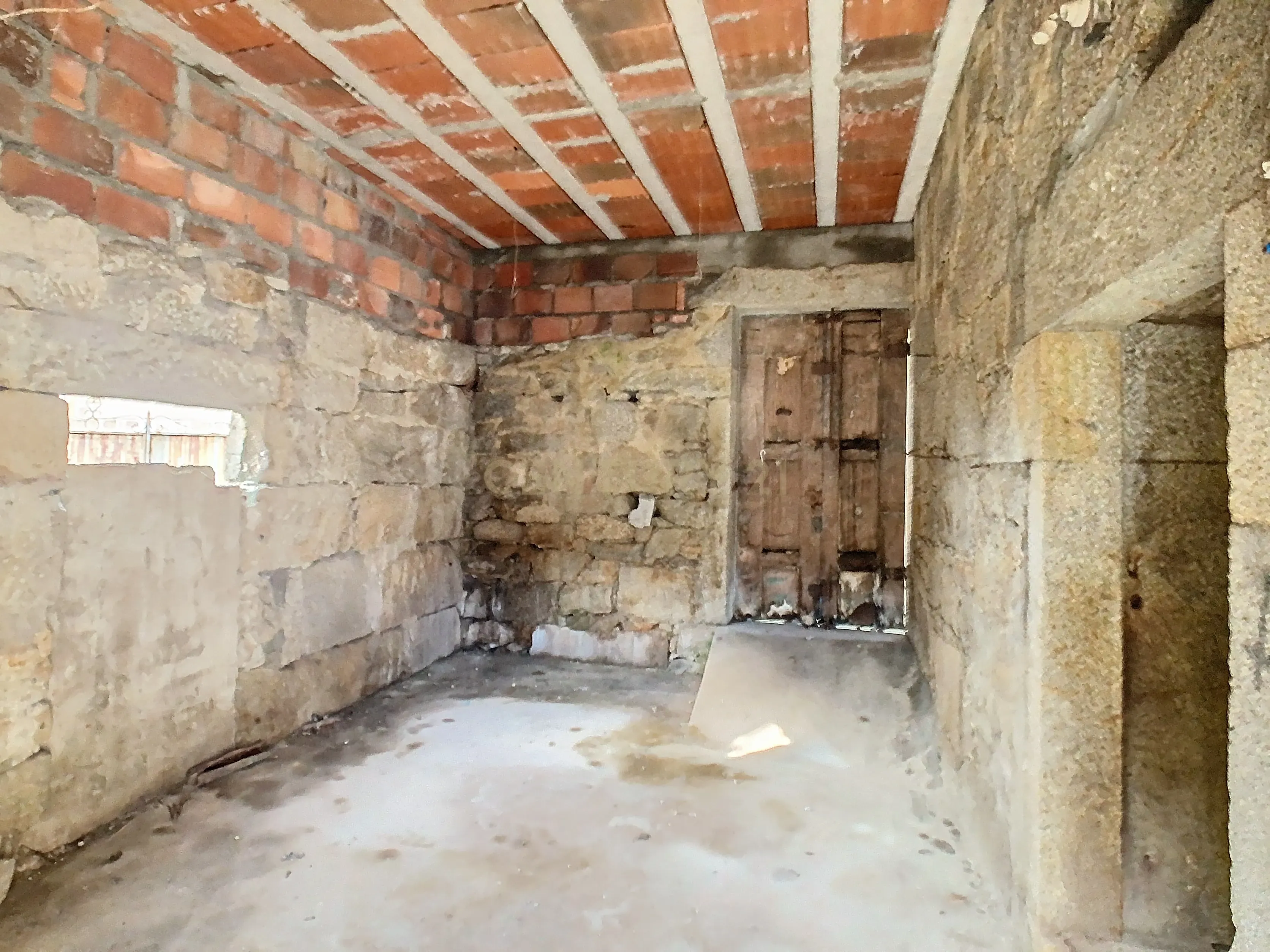Moradia em Anha para restauro - Image 19