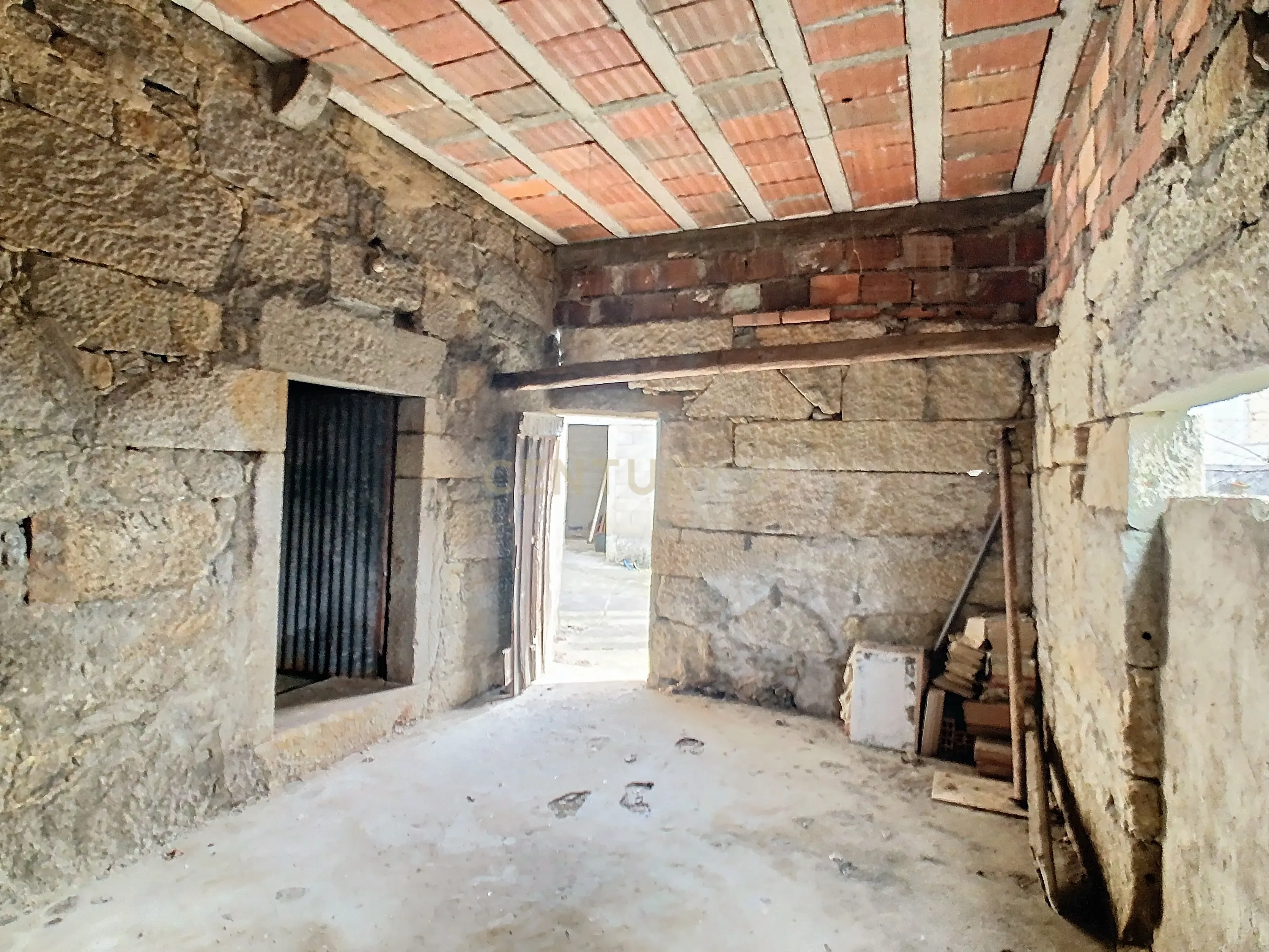Moradia em Anha para restauro - Image 20