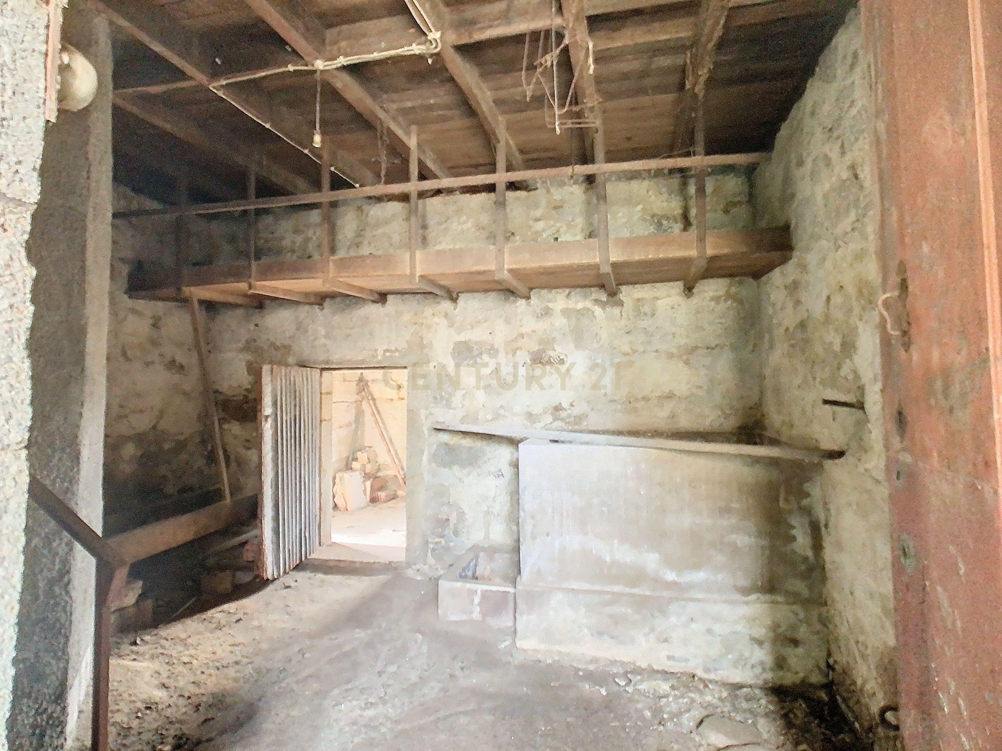 Moradia em Anha para restauro - Image 17