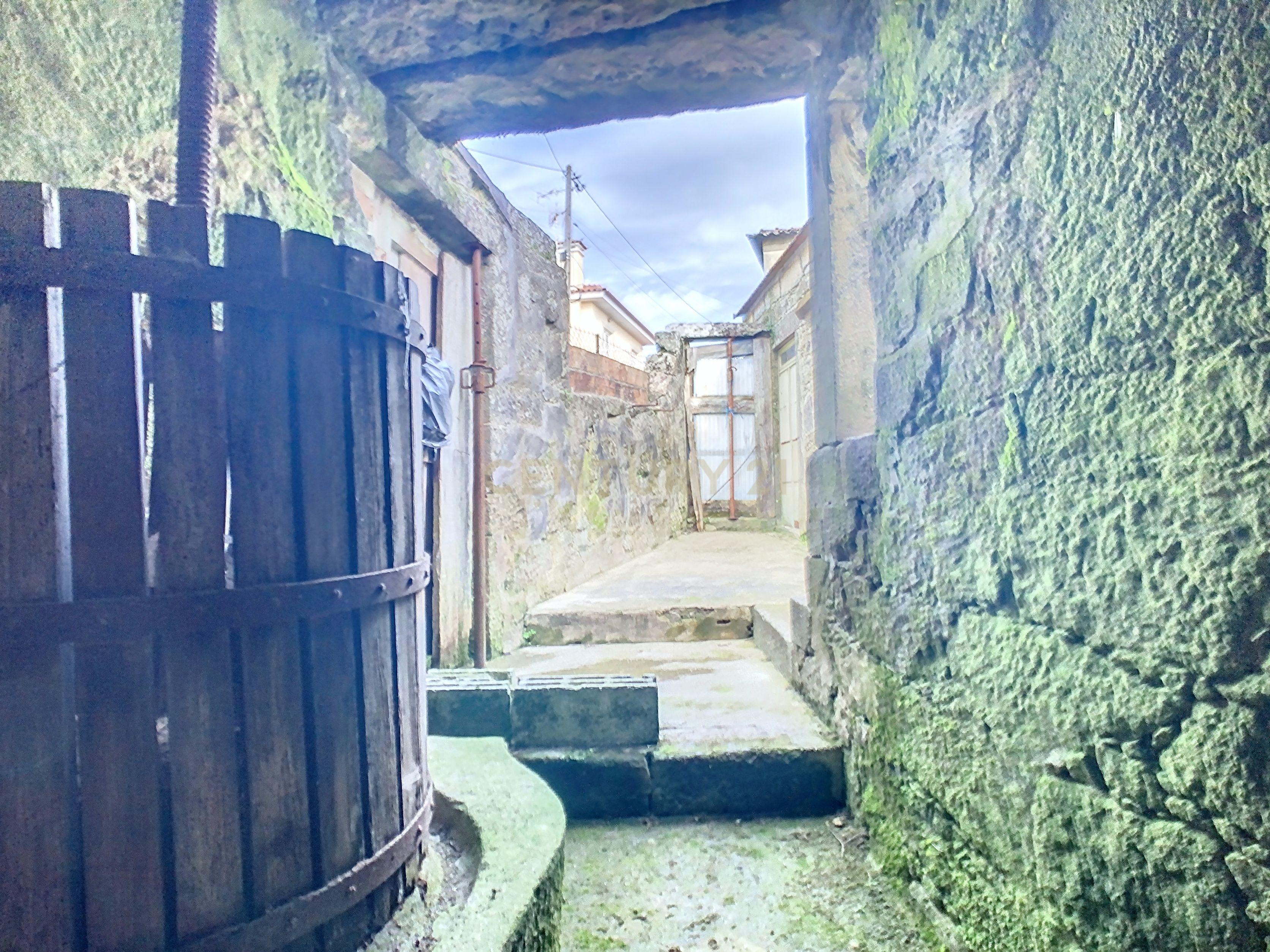 Moradia em Anha para restauro - Image 18