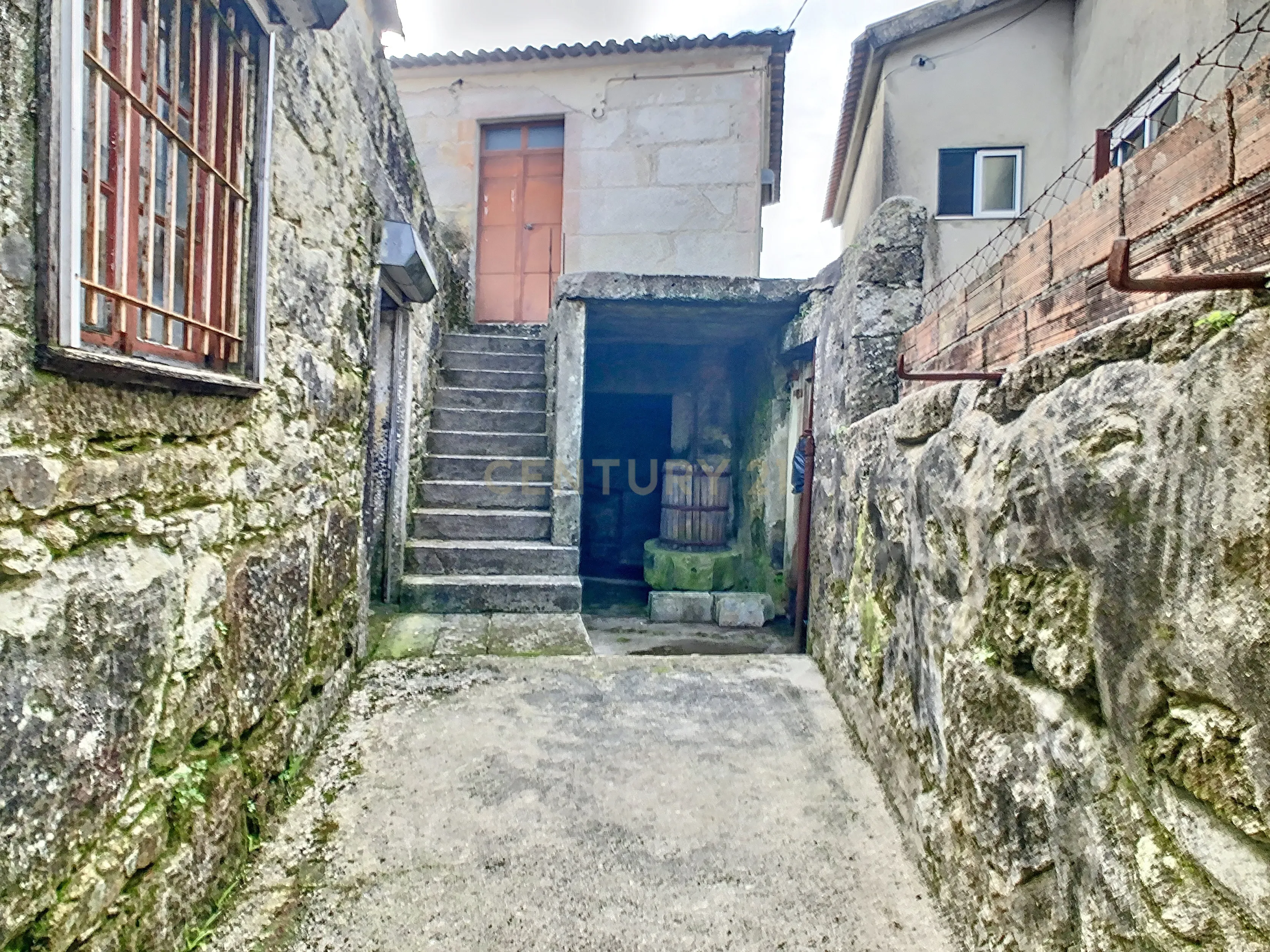 Moradia em Anha para restauro - Image 16