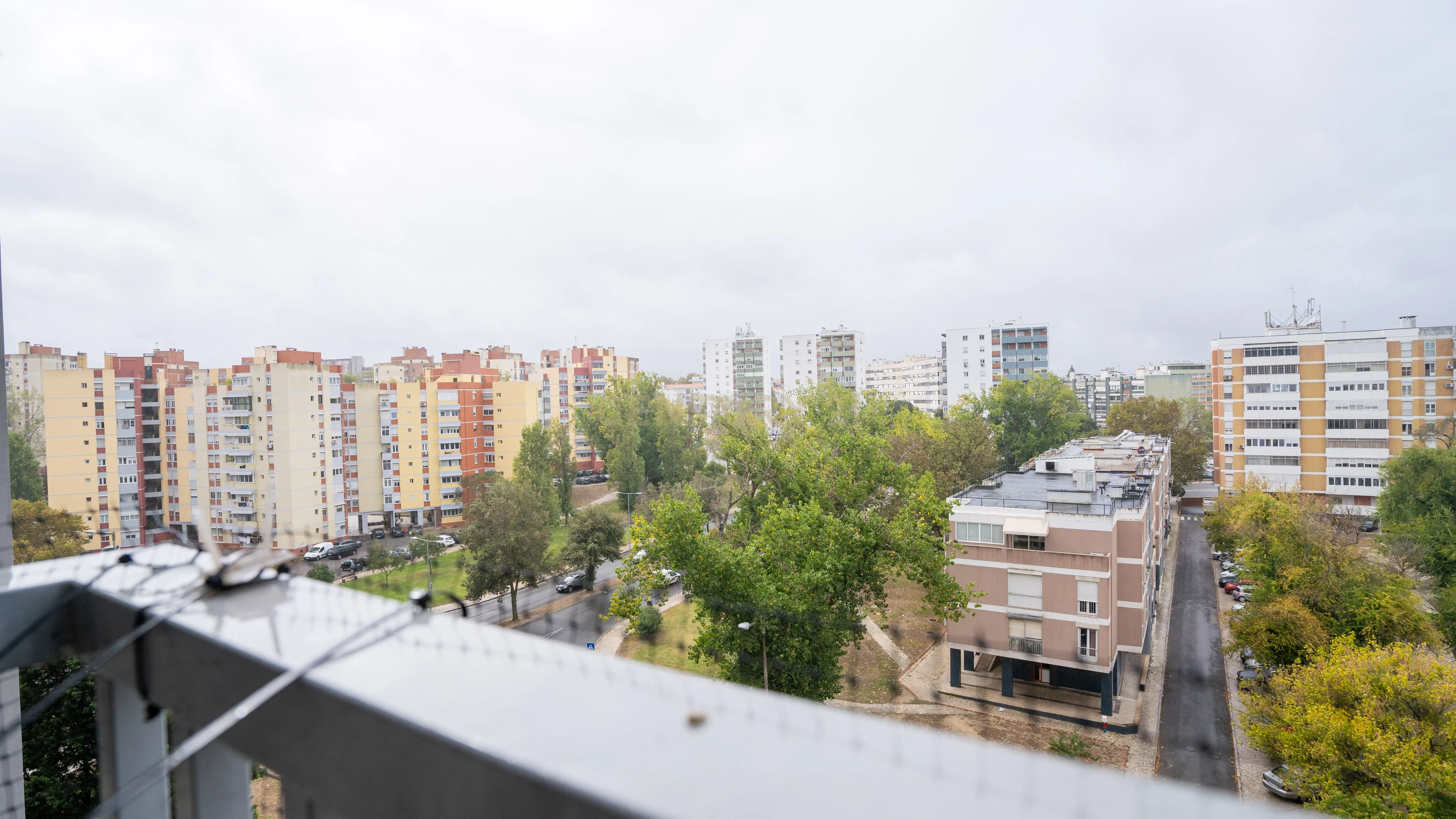 Apartamento T2 Moderno junto ao SPACIO Shopping Olivais - Image 2