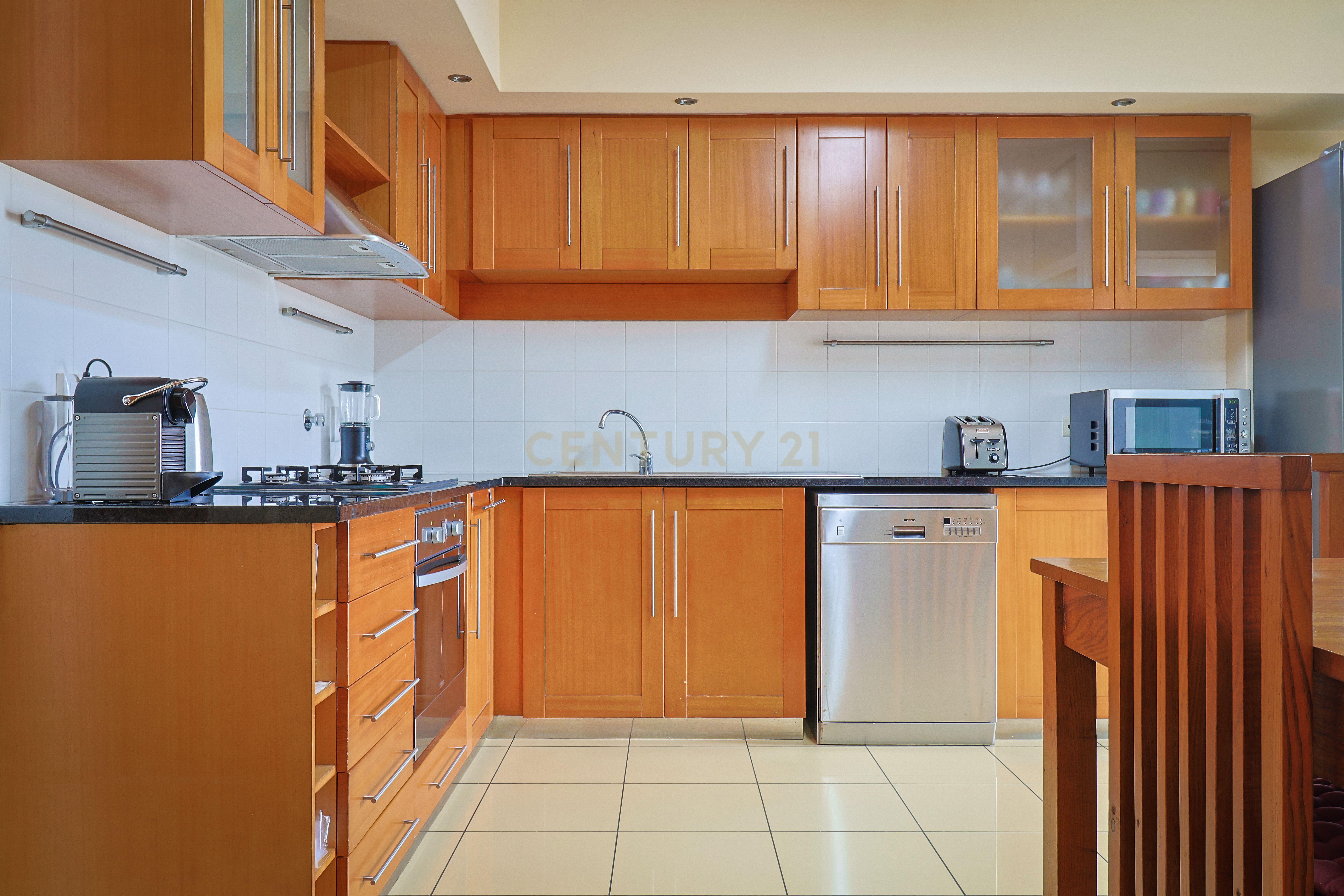 Apartamento T4 duplex, com garagem numa das Avenidas mais prestigiadas de Ponta Delgada, Açores - Image 12