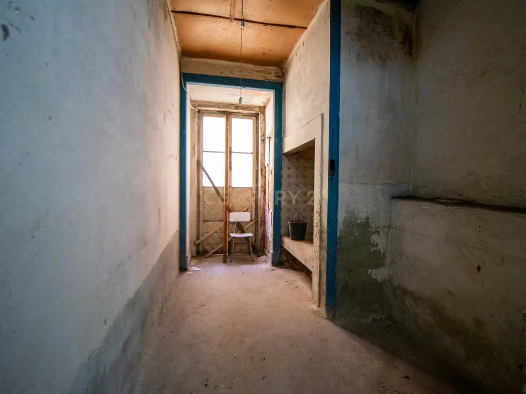 Espaço comercial / Apartamento para transformação e remodelação com logradouro na Rua José Estevão, em Lisboa. - Image 6