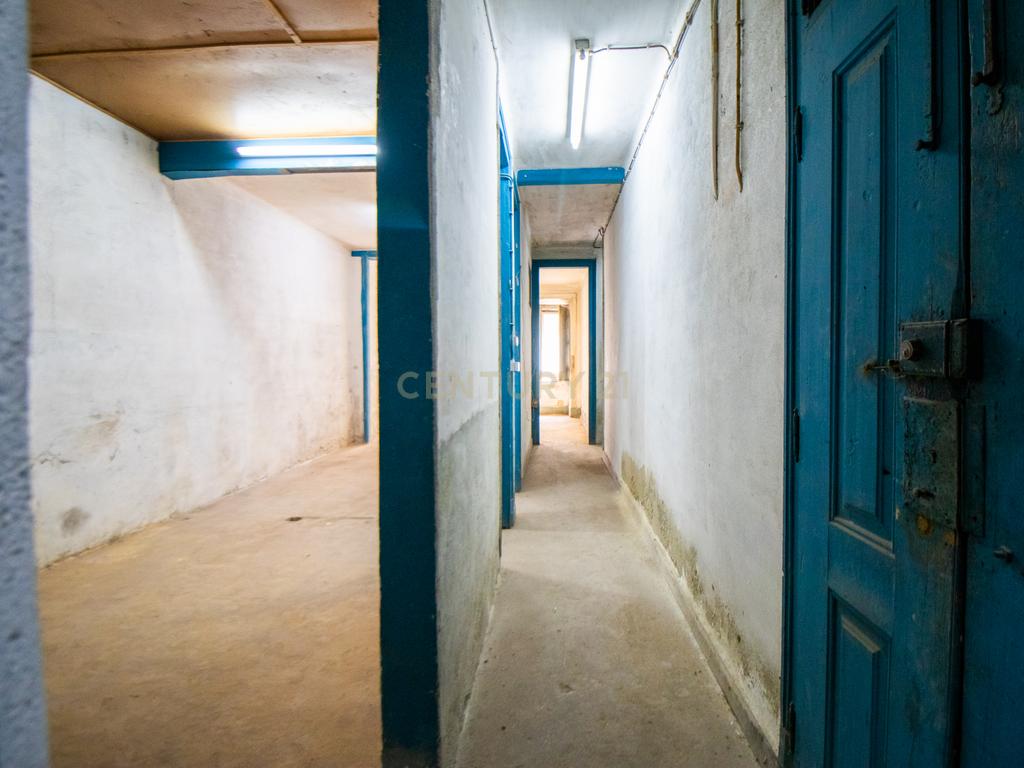Espaço comercial / Apartamento para transformação e remodelação com logradouro na Rua José Estevão, em Lisboa. - Image 4