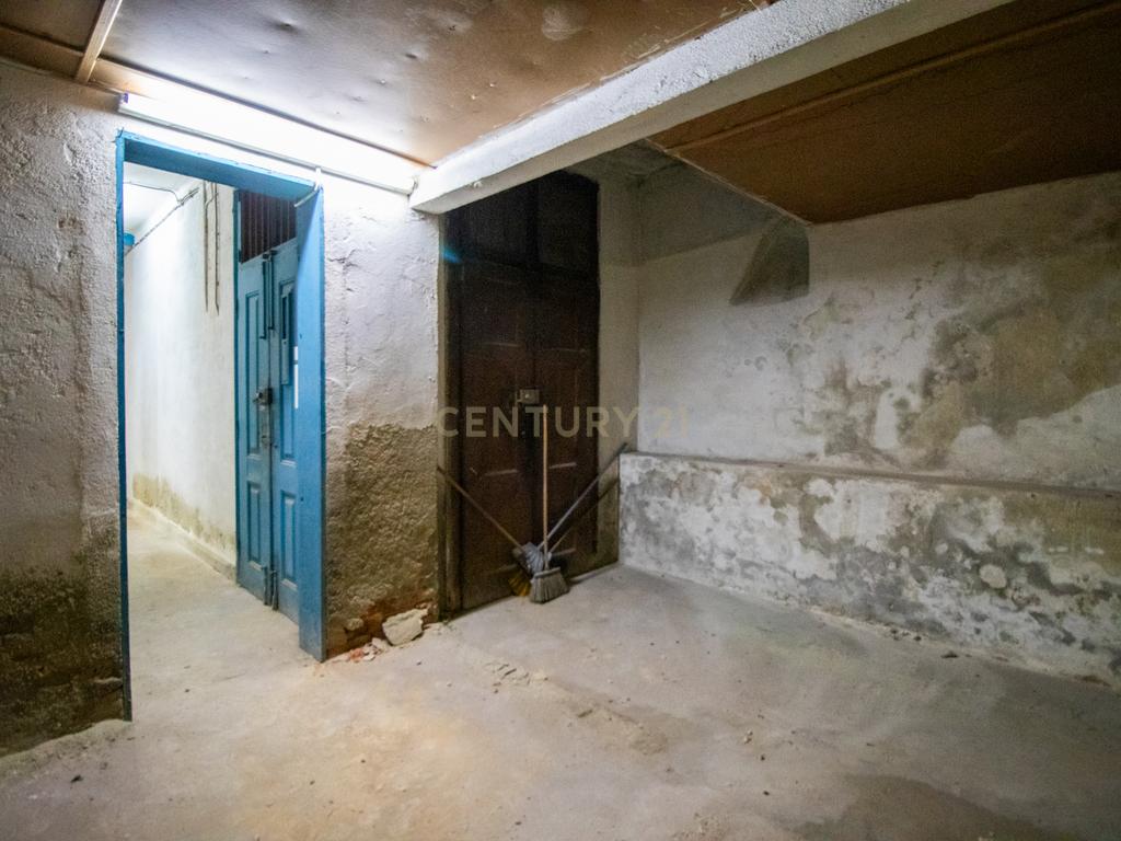 Espaço comercial / Apartamento para transformação e remodelação com logradouro na Rua José Estevão, em Lisboa. - Image 9