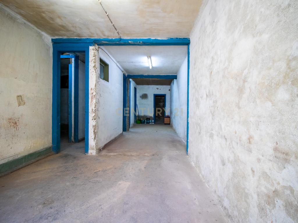 Espaço comercial / Apartamento para transformação e remodelação com logradouro na Rua José Estevão, em Lisboa. - Image 8