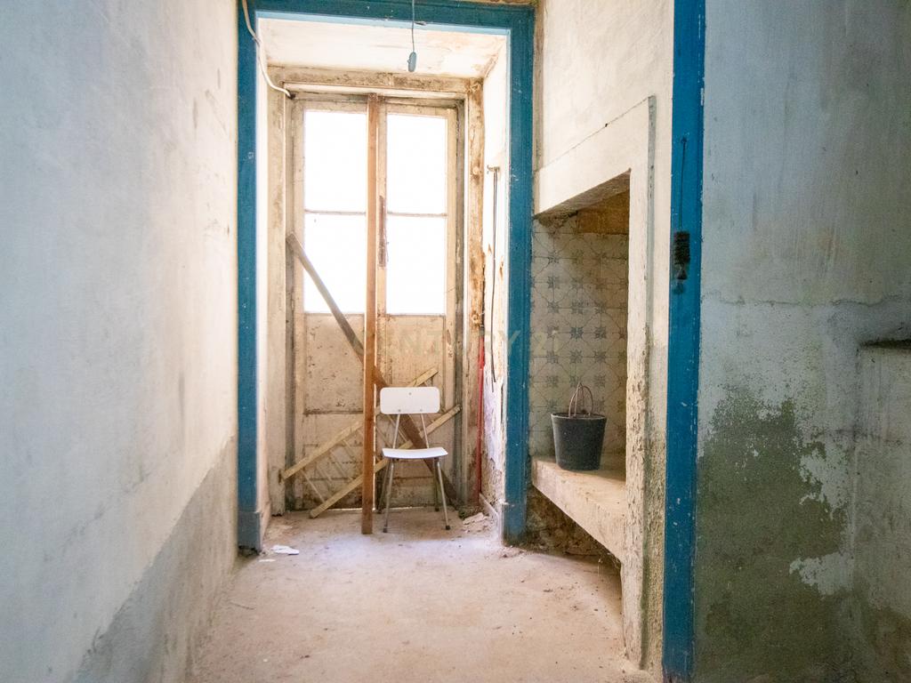 Espaço comercial / Apartamento para transformação e remodelação com logradouro na Rua José Estevão, em Lisboa. - Image 5