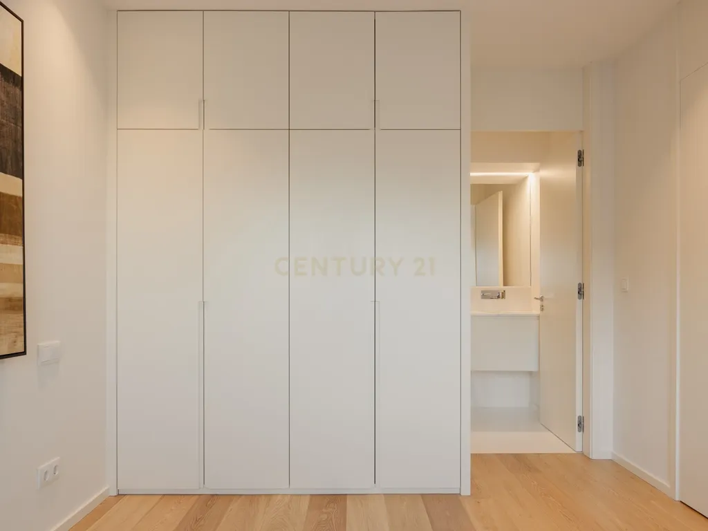 Apartamento de luxo; três suites e três varandas, com uma sala de 40 m2 em plano aberto e uma garagem no coração de Lisboa. - Image 9