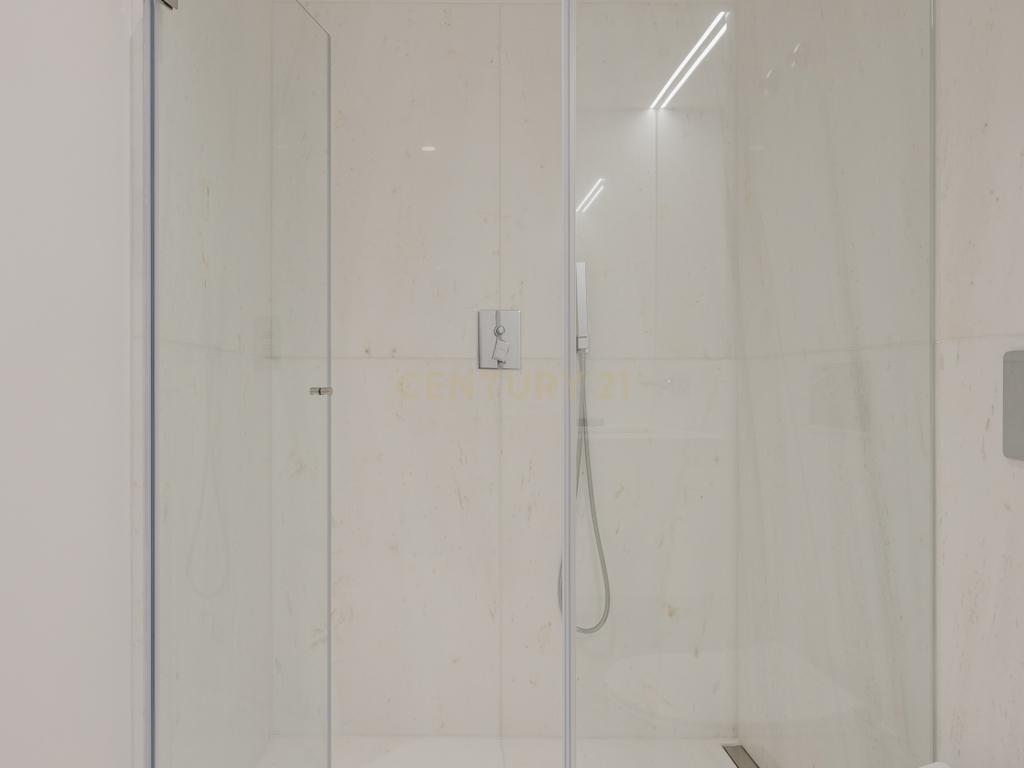 Apartamento de luxo; três suites e três varandas, com uma sala de 40 m2 em plano aberto e uma garagem no coração de Lisboa. - Image 6